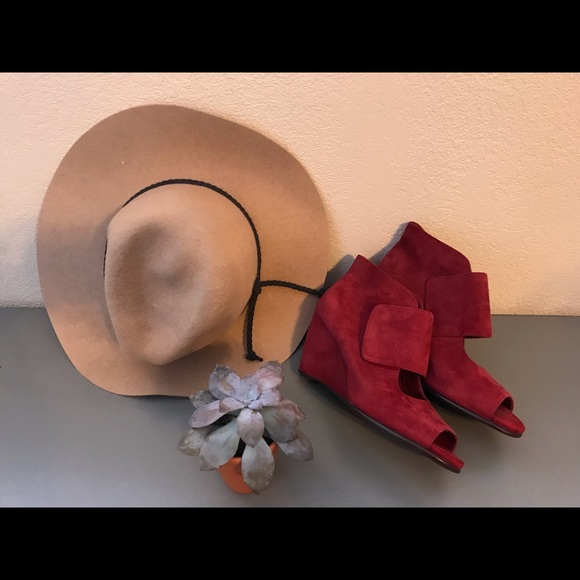 AEROSOLES Shoes - AEROSOLES wedge booties